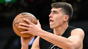 Dec 2, 2025; Boston, Massachusetts, USA; Boston Celtics center Luka Garza (52) takes a shot during warmups before a game against the New York Knicks at the TD Garden. Mandatory Credit: Brian Fluharty-Imagn Images/Foto: Brian Fluharty