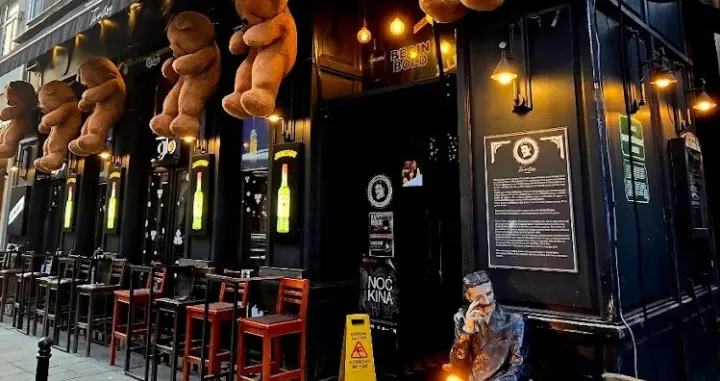 Na kafiću Tesla postavljeno je nekoliko pli&scaron;anih medvjeda/Facebook/