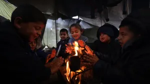 GAZA GRAD, GAZA - 2. JANUAR: Palestinske porodice vode borbu za preživljavanje u improviziranim šatorima, lišene osnovnih potreba u teškim zimskim uvjetima u okrugu Shuja'iyya u gradu Gazi. (Khames Alrefi - Anadolu Agency)/