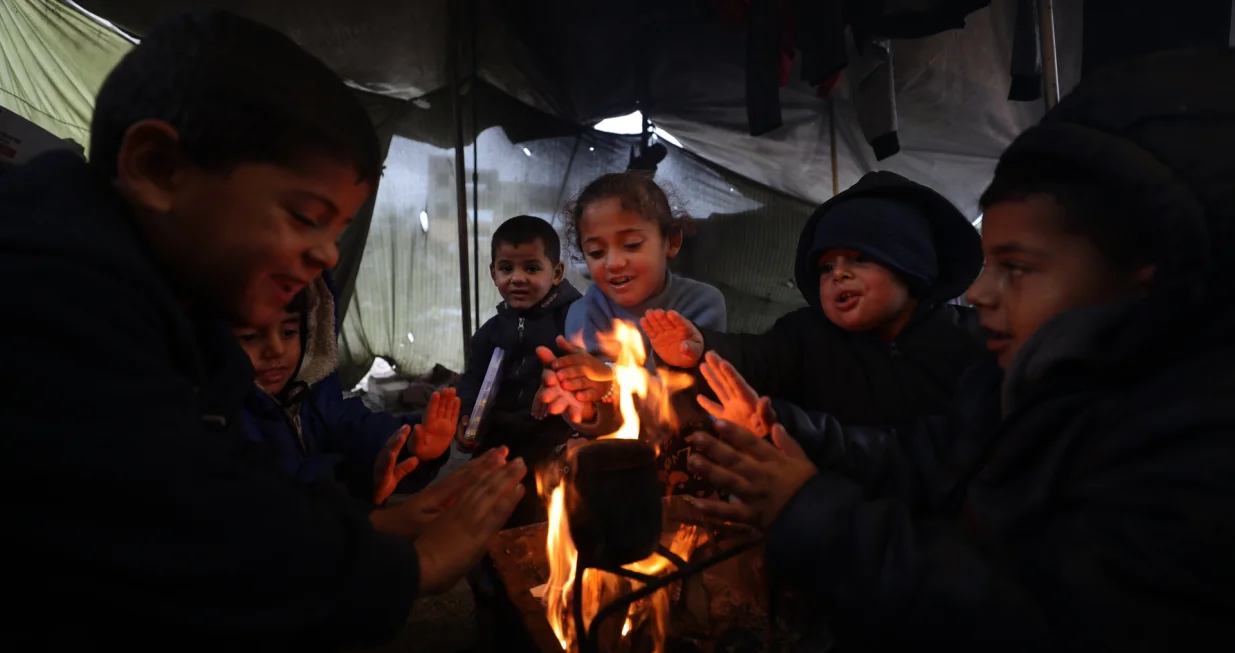 GAZA GRAD, GAZA - 2. JANUAR: Palestinske porodice vode borbu za preživljavanje u improviziranim &scaron;atorima, li&scaron;ene osnovnih potreba u te&scaron;kim zimskim uvjetima u okrugu Shuja'iyya u gradu Gazi. (Khames Alrefi - Anadolu Agency)/