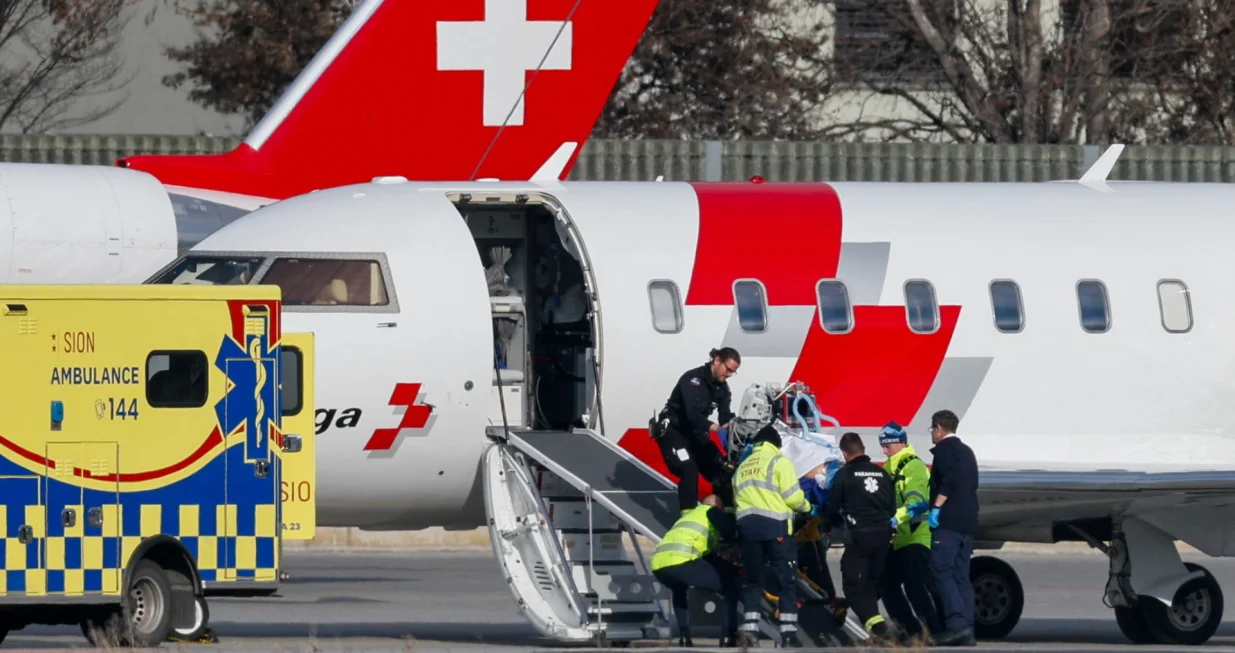Medical staff and airport personnel load a casualty onto a Swiss Air-Ambulance plane at Sion Airport following a fire and an explosion at the "Le Constellation" bar, during a New Year's Eve party in the upscale ski resort of Crans-Montana in southwestern Switzerland, in Sion, Switzerland, January 2, 2026. REUTERS/Lisa Leutner/Lisa Leutner
