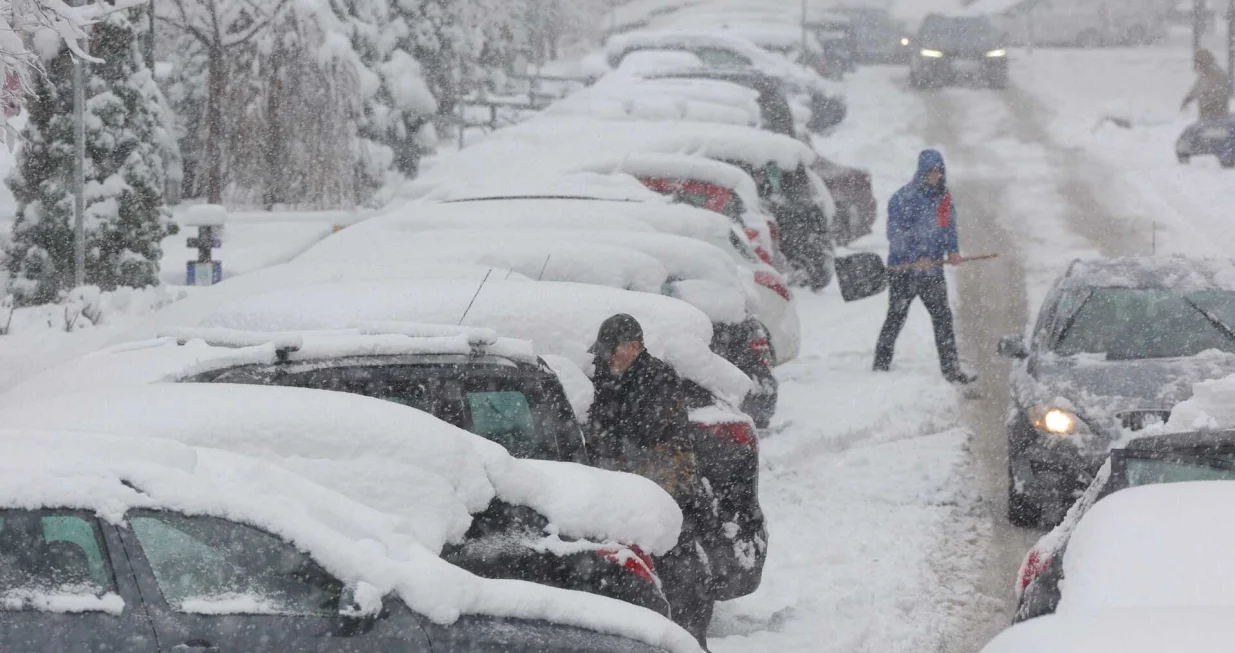 snijeg u sarajevu, lopatanje, či&scaron;ćenje snijega/Senad Gubelić