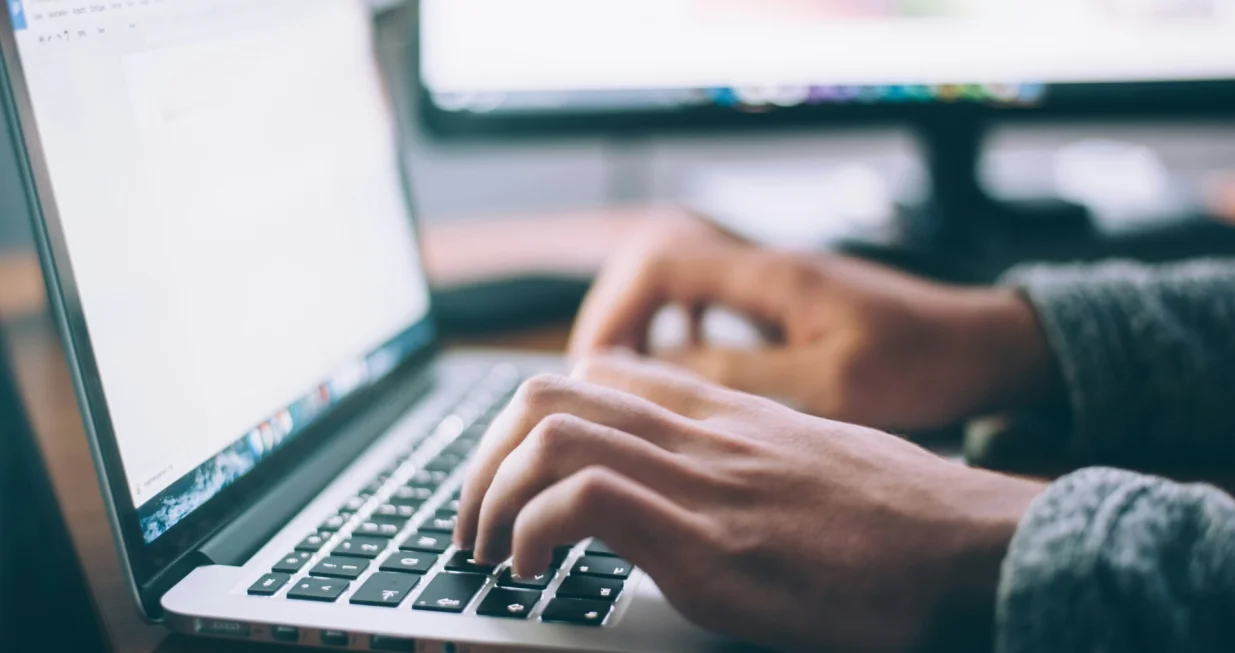 Tastatura, tipkanje, kucanje, računar, kompjuter, blog/Glenn Carstens-peters