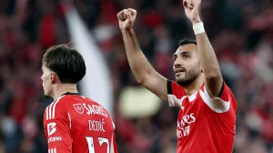 Soccer Football - Primeira Liga - Benfica v Estoril - Estadio da Luz, Lisbon, Portugal - January 3, 2026 Benfica's Vangelis Pavlidis celebrates scoring their third goal to complete a hat-trick REUTERS/Rodrigo Antunes/Foto: Rodrigo Antunes