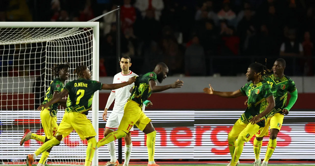 Soccer Football - CAF Africa Cup of Nations - Morocco 2025 - Round of 16 - Mali v Tunisia - Mohammed V Stadium, Casablanca, Morocco - January 3, 2026 Mali's Lassine Sinayoko celebrates scoring their first goal with teammates REUTERS/Siphiwe Sibeko/Foto: Siphiwe Sibeko