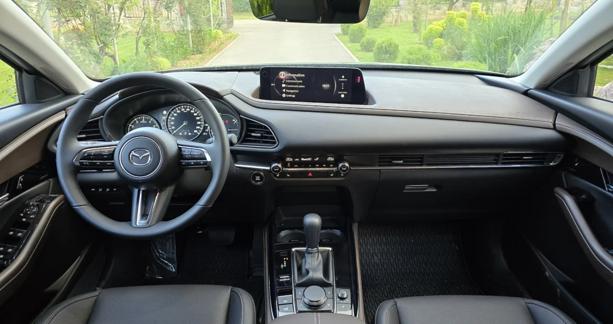 I dok bi se u pogledu koncepta, opreme, kvaliteta materijala i izrade i mogla porediti s nekim od potencijalnih konkurenata, u pogledu dizajna, unutra&scaron;njeg uređenja, a posebno pogona Mazda CX-30 je bez ikakve sumnje jedinstven automobil na trži&scaron;tu, koji potvrđuje da je jo&scaron; uvijek moguće ponuditi uspje&scaron;an izuzetak od pravila&hellip;&nbsp;adfhadfhadfhadf/