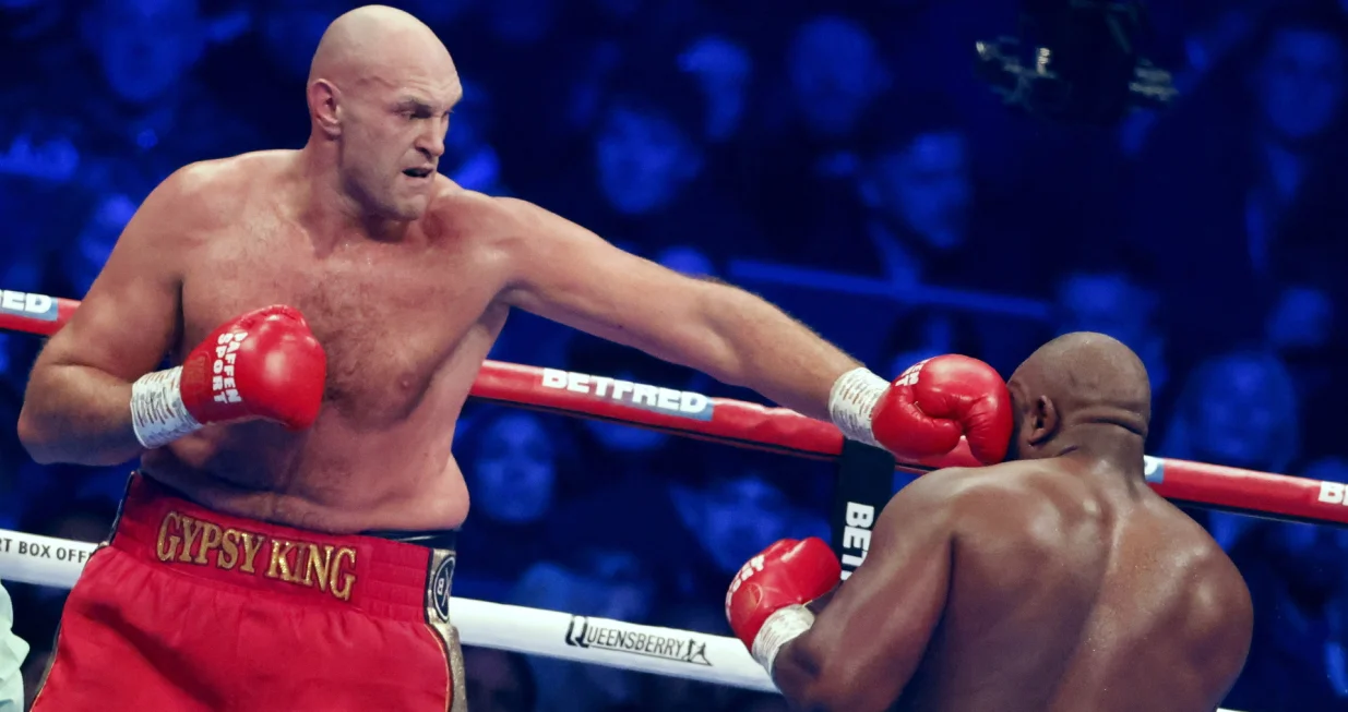 epa10347178 British boxer Tyson Fury (L) in action against British boxer Derek Chisora (R)during the bout between WBC heavyweight champion Tyson Fury and Derek Chisora at the Tottenham Hotspur stadium in London, Britain, 03 December 2022. EPA/TOLGA AKMEN/Foto: Tolga Akmen