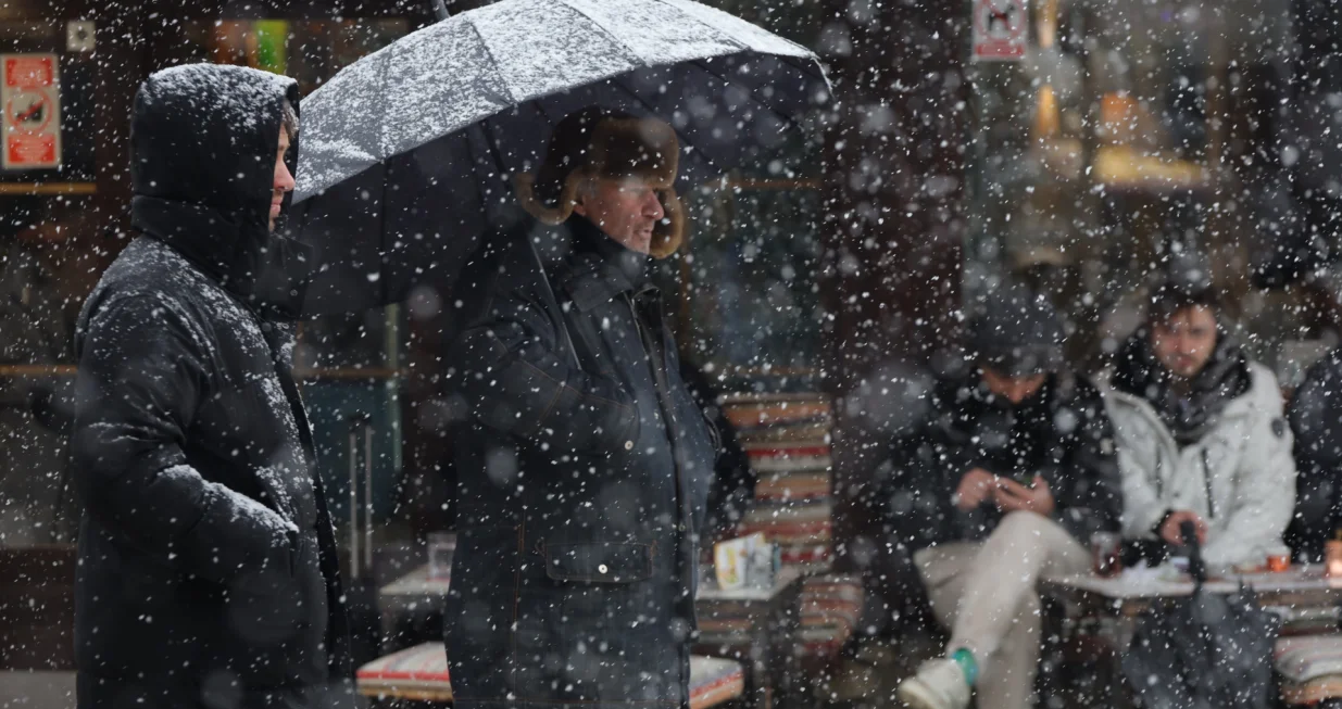 Snjeg &scaron;etnja saobračaj ilustracije zima/Senad Gubelić