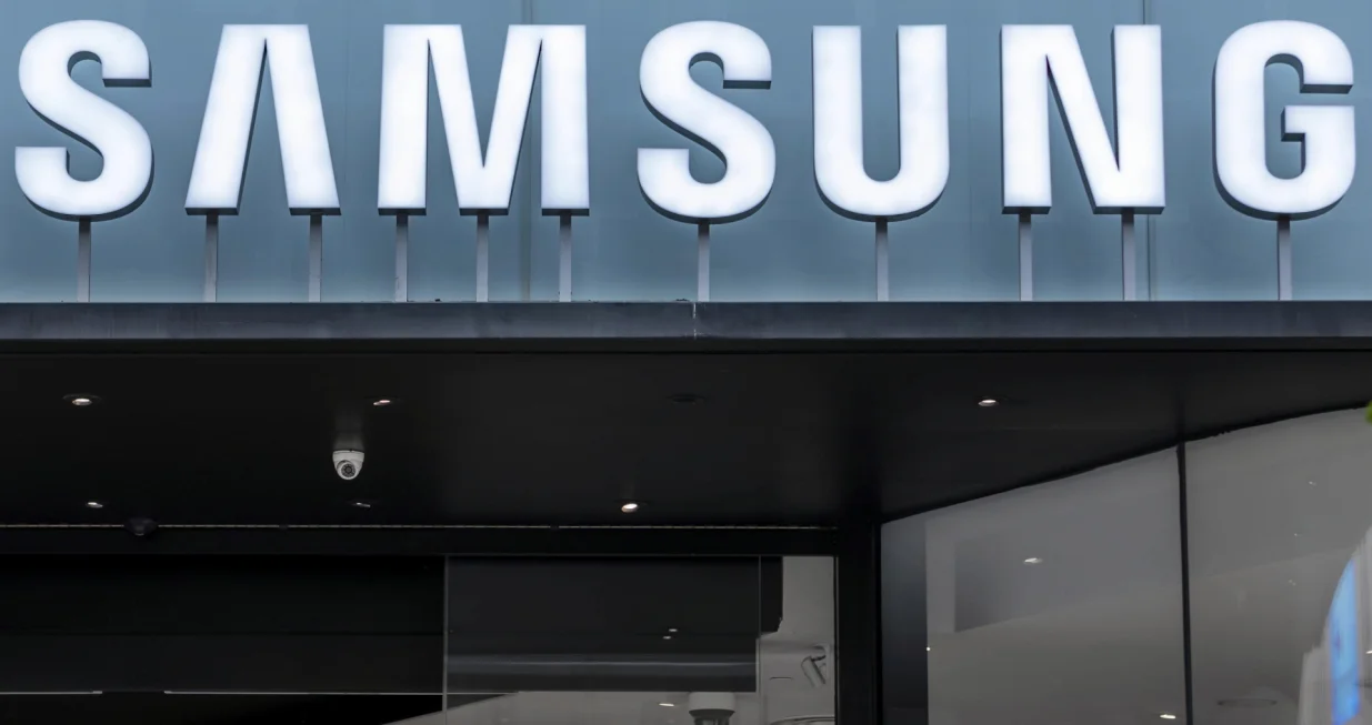 epa08544846 Apple logo is seen reflected on a Samsung store window in Shanghai, China, 14 July 2020. The World Health Organization (WHO) has confirmed the deployment of an epidemiologist and an animal diseases specialist in an effort to trace the origin of the virus. EPA/ALEX PLAVEVSKI/Alex Plavevski