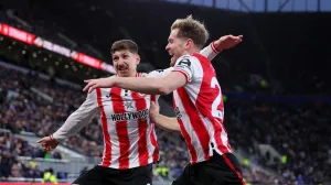 Soccer Football - Premier League - Everton v Brentford - Hill Dickinson Stadium, Liverpool, Britain - January 4, 2026 Brentford's Nathan Collins celebrates scoring their second goal with Vitaly Janelt Action Images via Reuters/Ed Sykes EDITORIAL USE ONLY. NO USE WITH UNAUTHORIZED AUDIO, VIDEO, DATA, FIXTURE LISTS, CLUB/LEAGUE LOGOS OR 'LIVE' SERVICES. ONLINE IN-MATCH USE LIMITED TO 120 IMAGES, NO VIDEO EMULATION. NO USE IN BETTING, GAMES OR SINGLE CLUB/LEAGUE/PLAYER PUBLICATIONS. PLEASE CONTACT YOUR ACCOUNT REPRESENTATIVE FOR FURTHER DETAILS../Foto: Ed Sykes