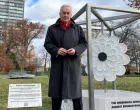 Ambasador Lagumdžija pored Cvijeta Srebrenice ispred zgrade UN-a/