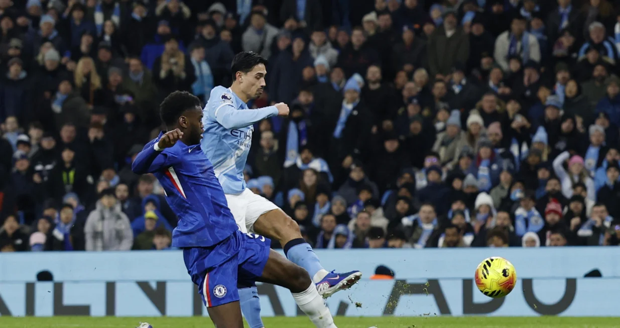 Soccer Football - Premier League - Manchester City v Chelsea - Etihad Stadium, Manchester, Britain - January 4, 2026 Manchester City's Tijjani Reijnders scores their first goal Action Images via Reuters/Jason Cairnduff EDITORIAL USE ONLY. NO USE WITH UNAUTHORIZED AUDIO, VIDEO, DATA, FIXTURE LISTS, CLUB/LEAGUE LOGOS OR 'LIVE' SERVICES. ONLINE IN-MATCH USE LIMITED TO 120 IMAGES, NO VIDEO EMULATION. NO USE IN BETTING, GAMES OR SINGLE CLUB/LEAGUE/PLAYER PUBLICATIONS. PLEASE CONTACT YOUR ACCOUNT REPRESENTATIVE FOR FURTHER DETAILS../Foto: Jason Cairnduff