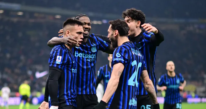 Soccer Football - Serie A - Inter Milan v Bologna - San Siro, Milan, Italy - January 4, 2026 Inter Milan's Lautaro Martinez celebrates scoring their second goal with teammates REUTERS/Daniele Mascolo/Foto: Daniele Mascolo