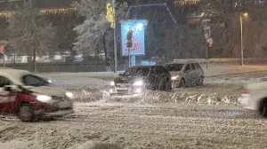Haos na Otoci: Vozači zapeli u snijegu, prolaznici spašavali situaciju dok su grtalice bile u blizini/Amir Papić
