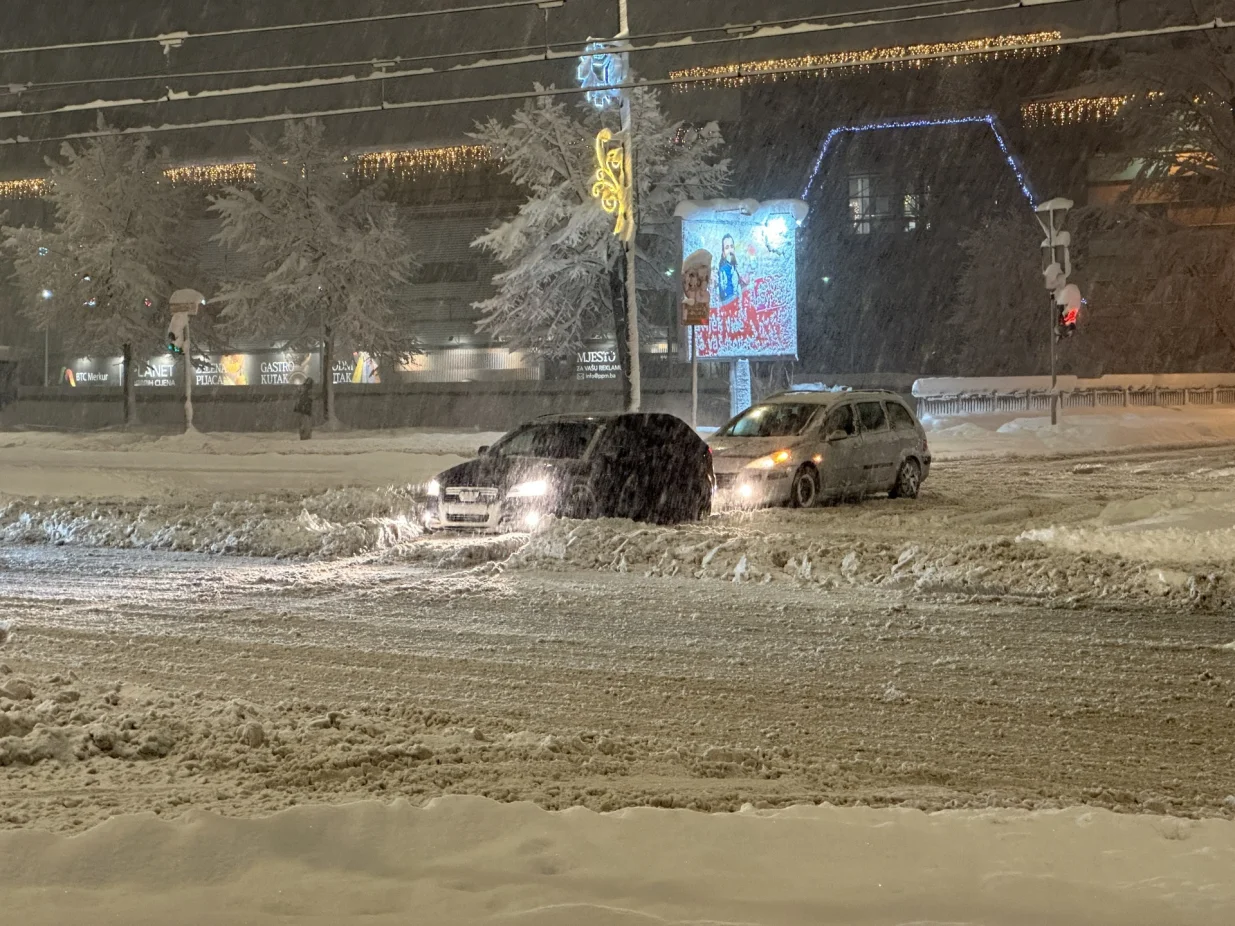 Haos na Otoci: Vozači zapeli u snijegu, prolaznici spa&scaron;avali situaciju dok su grtalice bile u blizini/Amir Papić