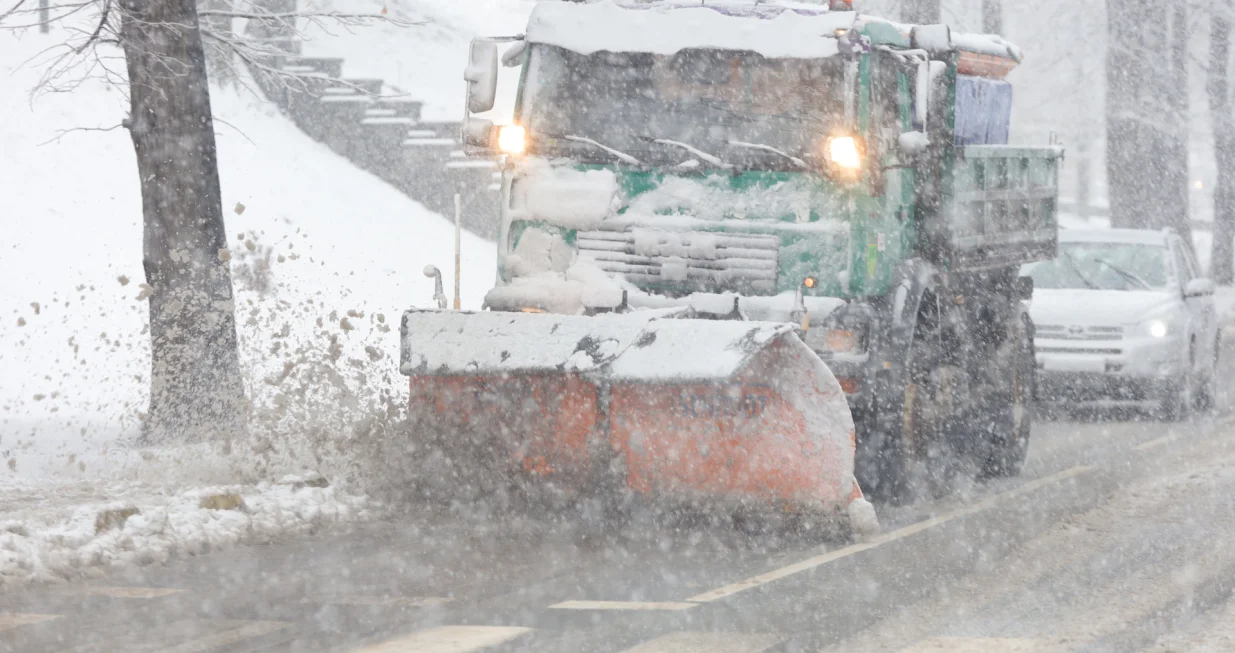Snjeg &scaron;etnja saobračaj ilustracije zima/Senad Gubelić