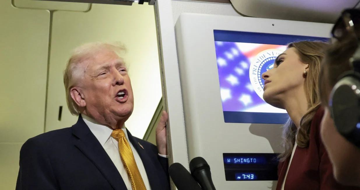 U.S. President Donald Trump speaks to reporters aboard Air Force One en route from Florida to Joint Base Andrews, Maryland, U.S., January 4, 2026. REUTERS/Jonathan Ernst/Jonathan Ernst
