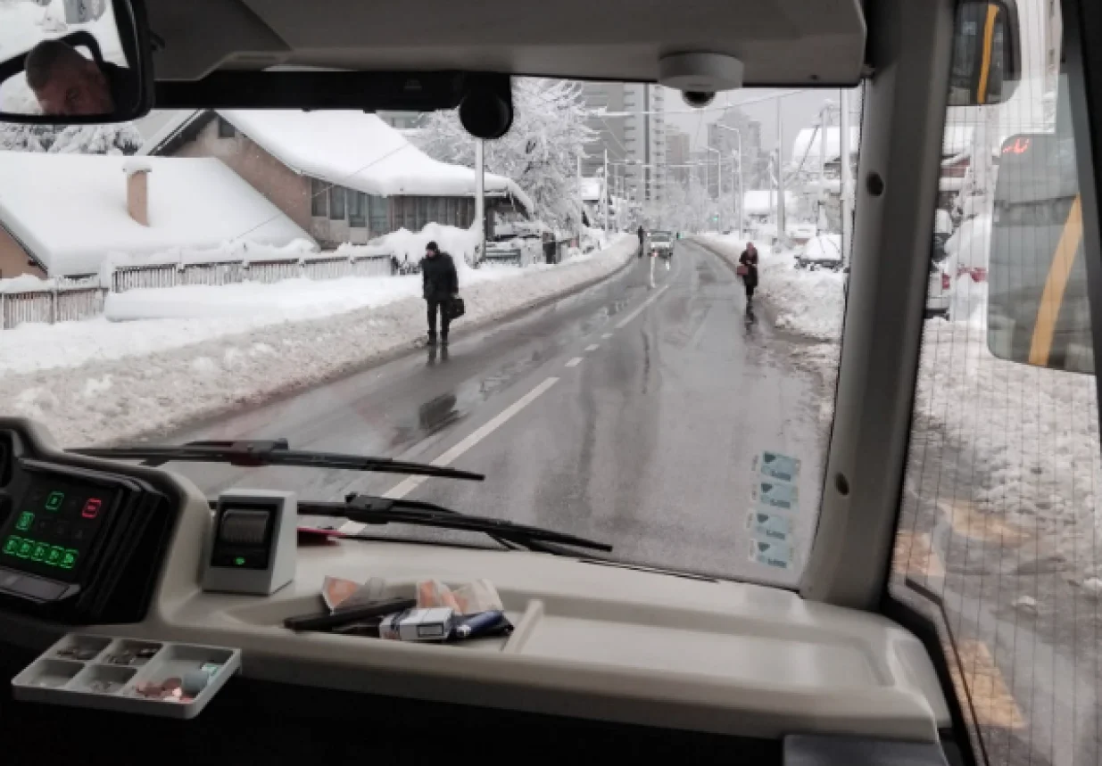 Sarajevo, snijeg, pje&scaron;aci na cesti, neoči&scaron;ćeni trotoari/Tanja Cerić