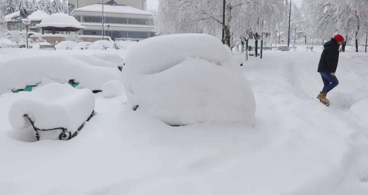 snijeg, sarajevo, ulice, građani, či&scaron;ćenje, vrijeme/Senad Gubelić