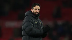 Soccer Football - Premier League - Manchester United v Wolverhampton Wanderers - Old Trafford, Manchester, Britain - December 30, 2025 Manchester United manager Ruben Amorim applauds fans after the match REUTERS/Phil Noble EDITORIAL USE ONLY. NO USE WITH UNAUTHORIZED AUDIO, VIDEO, DATA, FIXTURE LISTS, CLUB/LEAGUE LOGOS OR 'LIVE' SERVICES. ONLINE IN-MATCH USE LIMITED TO 120 IMAGES, NO VIDEO EMULATION. NO USE IN BETTING, GAMES OR SINGLE CLUB/LEAGUE/PLAYER PUBLICATIONS. PLEASE CONTACT YOUR ACCOUNT REPRESENTATIVE FOR FURTHER DETAILS../Foto: Phil Noble