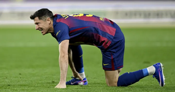 Soccer Football - LaLiga - Villarreal v FC Barcelona - Estadio de la Ceramica, Villarreal, Spain - December 21, 2025 FC Barcelona's Robert Lewandowski reacts after sustaining an injury REUTERS/Pablo Morano/Foto: Pablo Morano