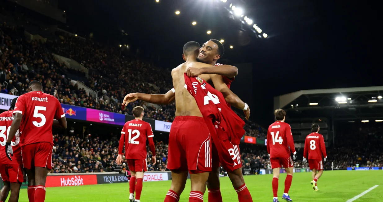 Soccer Football - Premier League - Fulham v Liverpool - Craven Cottage, London, Britain - January 4, 2026 Liverpool's Cody Gakpo celebrates scoring their second goal with Liverpool's Ryan Gravenberch REUTERS/David Klein EDITORIAL USE ONLY. NO USE WITH UNAUTHORIZED AUDIO, VIDEO, DATA, FIXTURE LISTS, CLUB/LEAGUE LOGOS OR 'LIVE' SERVICES. ONLINE IN-MATCH USE LIMITED TO 120 IMAGES, NO VIDEO EMULATION. NO USE IN BETTING, GAMES OR SINGLE CLUB/LEAGUE/PLAYER PUBLICATIONS. PLEASE CONTACT YOUR ACCOUNT REPRESENTATIVE FOR FURTHER DETAILS../Foto: David Klein