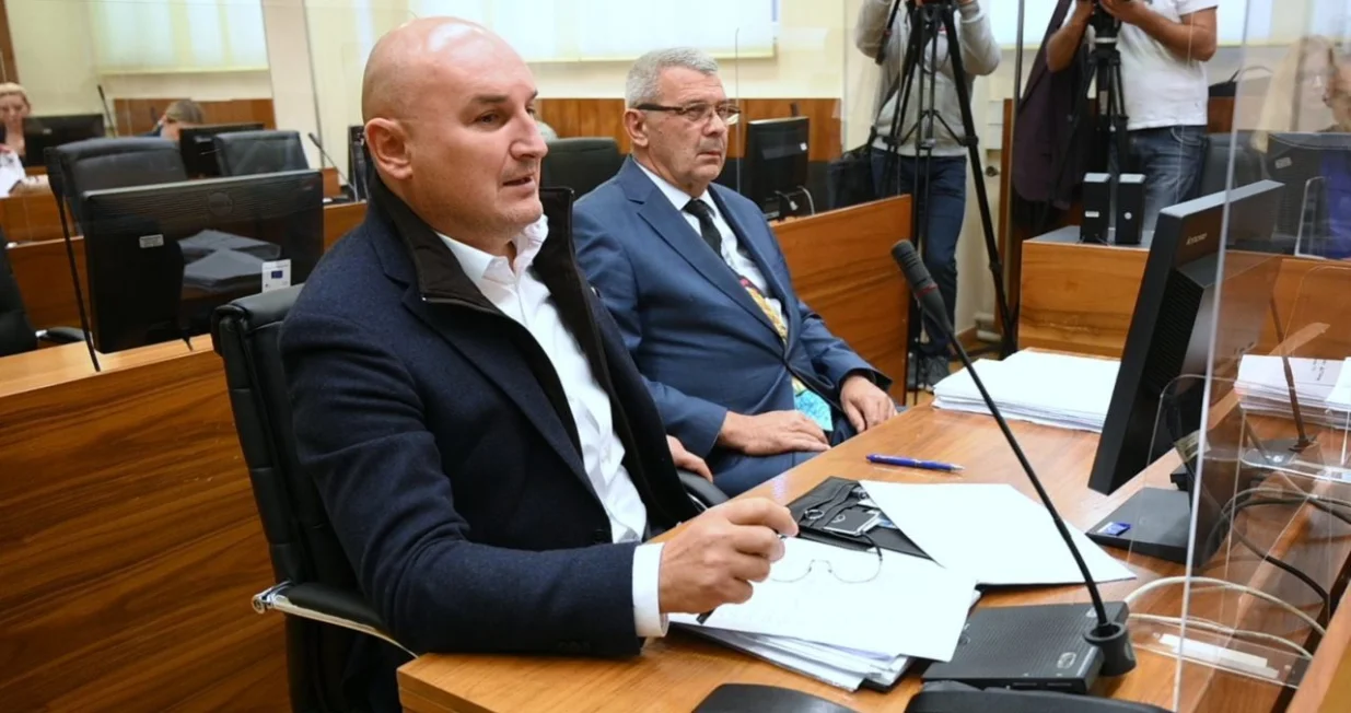 Aleksandar Džombić u sudnici birn.jpg/