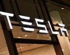 epa08764875 (FILE) - A Tesla logo is seen in a showroom in Berlin, Germany, 13 November 2019 (reissued 22 October 2020). Tesla on 22 October 2020 published their 3rd quarter 2020 results, saying their 3rd quarter operating income stood at 809 million USD. The company also said had delivered almost 140,000 automobiles in the 3rd quarter. Tesla saw their shares rise 5,5 per cent ahead of the stock markets opening following the good news. EPA/FELIPE TRUEBA *** Local Caption *** 56189814/Felipe Trueba