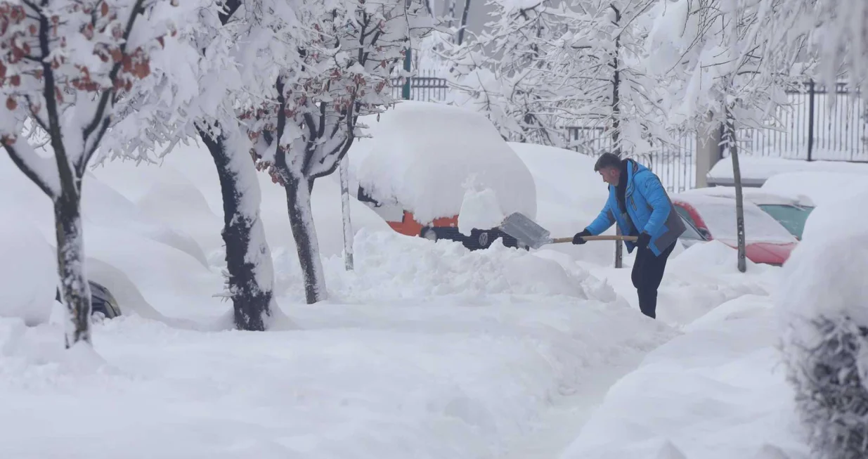 snijeg, sarajevo, ulice, građani, či&scaron;ćenje, vrijeme/Senad Gubelić