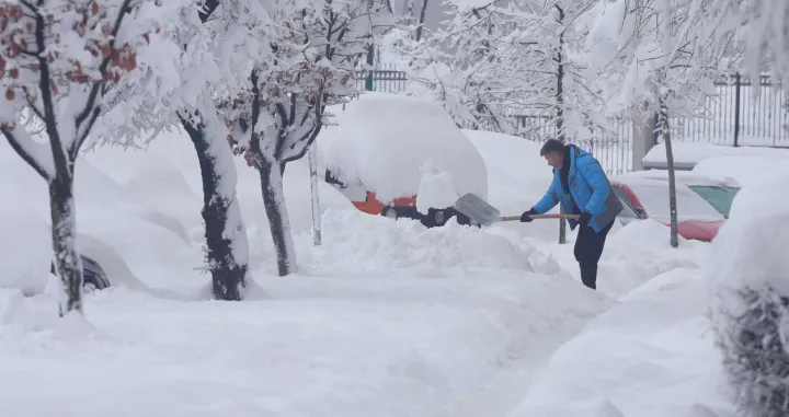snijeg, sarajevo, ulice, građani, či&scaron;ćenje, vrijeme/Senad Gubelić