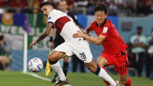 epa10344355 Joao Cancelo of Portugal (L) in action against Lee Jae-sung of South Korea during the FIFA World Cup 2022 group H soccer match between South Korea and Portugal at Education City Stadium in Doha, Qatar, 02 December 2022. EPA/Rungroj Yongrit/Foto: Rungroj Yongrit
