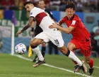 epa10344355 Joao Cancelo of Portugal (L) in action against Lee Jae-sung of South Korea during the FIFA World Cup 2022 group H soccer match between South Korea and Portugal at Education City Stadium in Doha, Qatar, 02 December 2022. EPA/Rungroj Yongrit/Foto: Rungroj Yongrit
