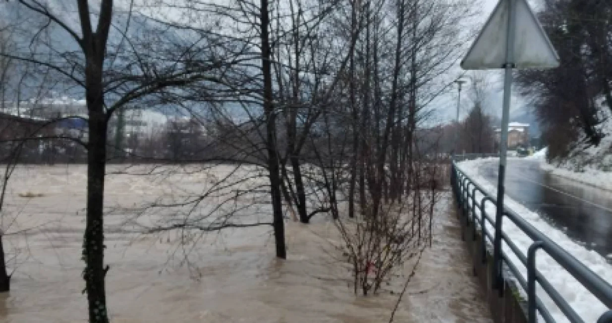 Obilne padaline izazivaju kaos na cestama i prijete poplavama u Mostaru i HNŽ-ukonjic/Screenshot