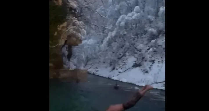 Januarsko kupanje ispod vodopada u Jajcu/Screenshot