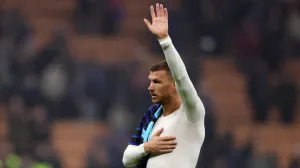 Soccer Football - Serie A - Inter Milan v Fiorentina - San Siro, Milan, Italy - October 29, 2025 Fiorentina's Edin Dzeko gestures to fans at the end of the match REUTERS/Claudia Greco/Foto: Claudia Greco