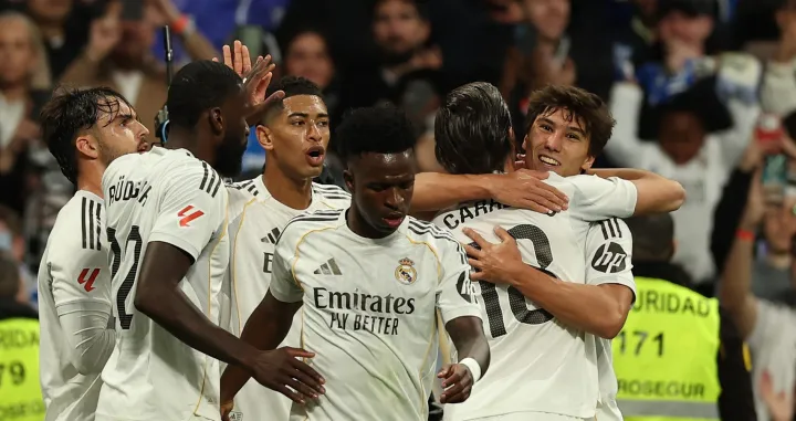 Soccer Football - LaLiga - Real Madrid v Real Betis - Santiago Bernabeu, Madrid, Spain - January 4, 2026 Real Madrid's Gonzalo Garcia celebrates scoring their first goal with Vinicius Junior, Antonio Rudiger, Alvaro Carreras, and teammates REUTERS/Violeta Santos Moura/Foto: Violeta Santos Moura