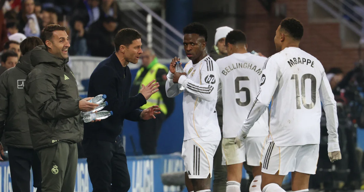 Soccer Football - LaLiga - Deportivo Alaves v Real Madrid - Estadio Mendizorroza, Vitoria-Gasteiz, Spain - December 14, 2025 Real Madrid's Kylian Mbappe celebrates scoring their first goal as coach Xabi Alonso gives instructions to Vinicius Junior REUTERS/Pankra Nieto/Foto: Pankra Nieto