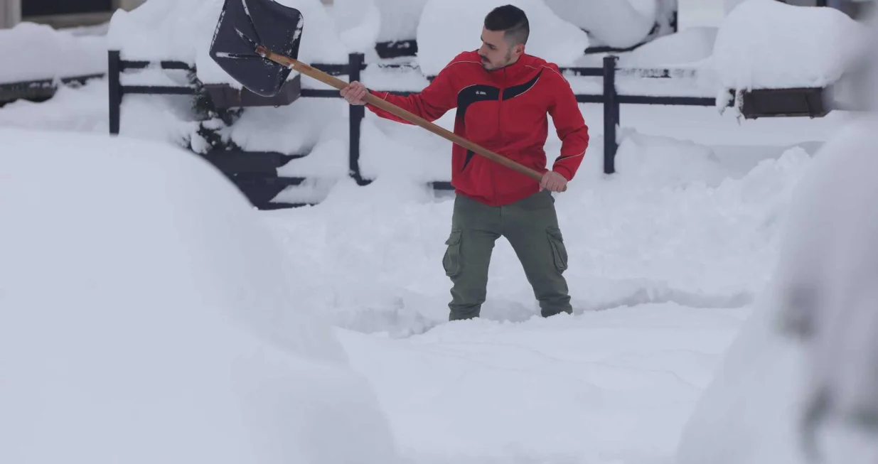 snijeg, sarajevo, ulice, građani, či&scaron;ćenje, vrijeme/Senad Gubelić