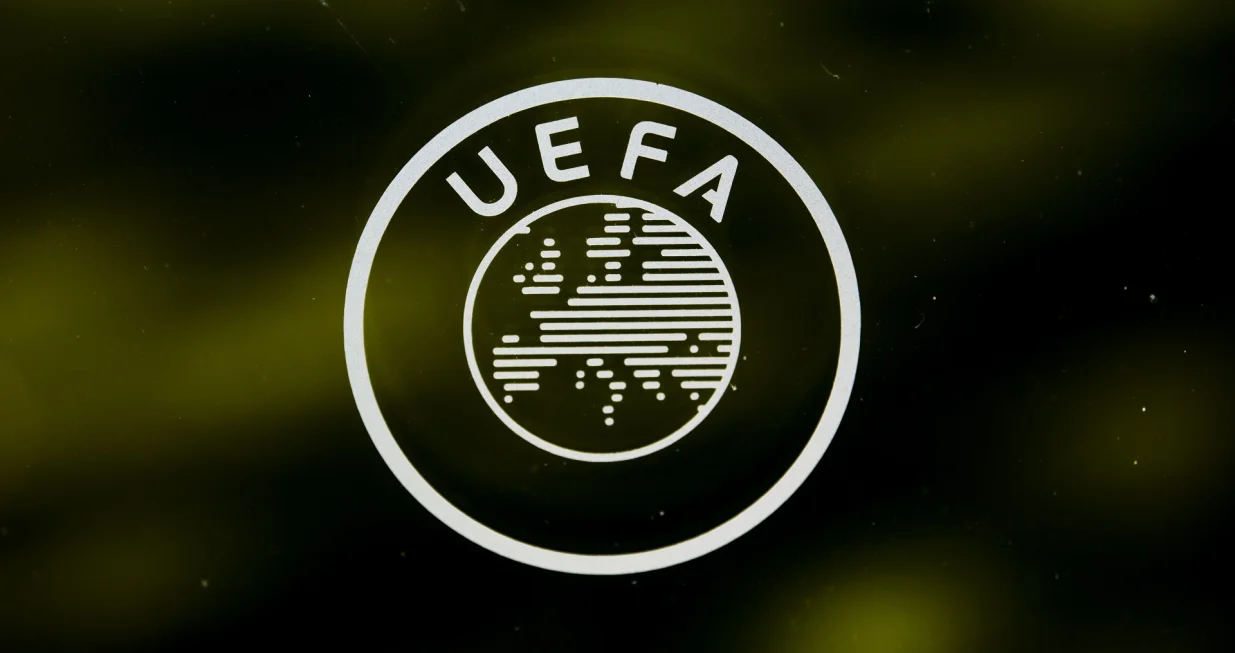 epa09792223 (FILE) - A UEFA logo is pictured through a window prior to the UEFA Europa League 2019/20 Round of 16 draw, at the UEFA Headquarters in Nyon, Switzerland, 28 February 2020 (re-issued on 28 February 2022). The world's football governing body FIFA together with the governing body of European football UEFA announced on 28 February 2022 to have decided together 'that all Russian teams, whether national representative teams or club teams, shall be suspended from participation in both FIFA and UEFA competitions until further notice'. EPA/JEAN-CHRISTOPHE BOTT *** Local Caption *** 55912791/Foto: Jean-christophe Bott