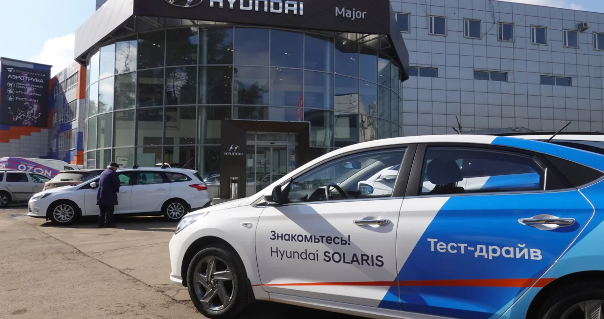 epa09828801 A view of the logo of Hyundai at a car show room in Moscow Russia, 16 March 2022. On 24 February Russian troops had entered Ukrainian territory in what the Russian president declared a 'special military operation', resulting in fighting and destruction in the country, a huge flow of refugees, and multiple sanctions against Russia. As the result of sanctions imposed by the West on Russia, a number of automakers, including Volvo, BMW, Jaguar, Land Rover, Mercedes-Benz, Toyota, Mazda and others, have announced the suspension or limitation of their business in Russia, which had a significant impact on the Russian car market. EPA/MAXIM SHIPENKOV/Maxim Shipenkov