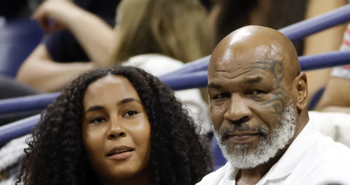 epa10156275 US boxer Mike Tyson (R) and daughter Milan Tyson (L) take in the third round match beteween Serena Williams of the USA and Ajla Tomljanovic of Australia during the US Open Tennis Championships at the USTA National Tennis Center in Flushing Meadows, New York, USA, 02 September 2022. The US Open runs from 29 August through 11 September. EPA/JASON SZENES/Foto: Jason Szenes