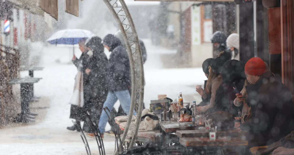 Snjeg &scaron;etnja saobračaj ilustracije zima/Senad Gubelić
