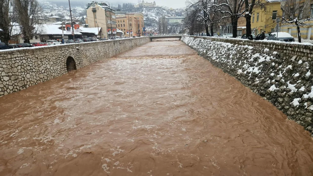 Rijeka Miljacka, povećan vodostaj, opasnost od izljevanja/Sanel Konjhodžić