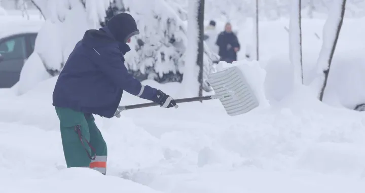 snijeg, sarajevo, ulice, građani, či&scaron;ćenje, vrijeme/Senad Gubelić
