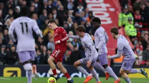 Soccer Football - Premier League - Liverpool v Brighton & Hove Albion - Anfield, Liverpool, Britain - December 13, 2025 Liverpool's Florian Wirtz in action with Brighton & Hove Albion's Mats Wieffer, Carlos Baleba and Brajan Gruda REUTERS/Phil Noble EDITORIAL USE ONLY. NO USE WITH UNAUTHORIZED AUDIO, VIDEO, DATA, FIXTURE LISTS, CLUB/LEAGUE LOGOS OR 'LIVE' SERVICES. ONLINE IN-MATCH USE LIMITED TO 120 IMAGES, NO VIDEO EMULATION. NO USE IN BETTING, GAMES OR SINGLE CLUB/LEAGUE/PLAYER PUBLICATIONS. PLEASE CONTACT YOUR ACCOUNT REPRESENTATIVE FOR FURTHER DETAILS../Foto: Phil Noble