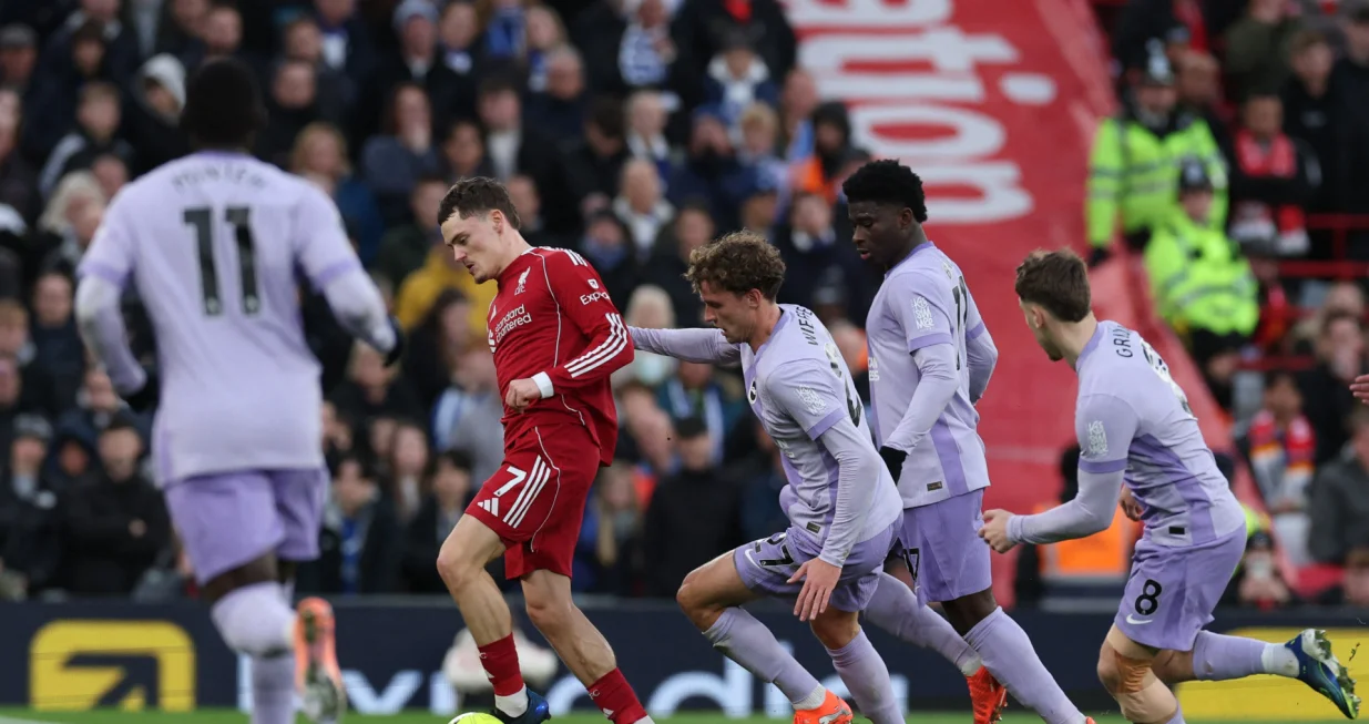 Soccer Football - Premier League - Liverpool v Brighton & Hove Albion - Anfield, Liverpool, Britain - December 13, 2025 Liverpool's Florian Wirtz in action with Brighton & Hove Albion's Mats Wieffer, Carlos Baleba and Brajan Gruda REUTERS/Phil Noble EDITORIAL USE ONLY. NO USE WITH UNAUTHORIZED AUDIO, VIDEO, DATA, FIXTURE LISTS, CLUB/LEAGUE LOGOS OR 'LIVE' SERVICES. ONLINE IN-MATCH USE LIMITED TO 120 IMAGES, NO VIDEO EMULATION. NO USE IN BETTING, GAMES OR SINGLE CLUB/LEAGUE/PLAYER PUBLICATIONS. PLEASE CONTACT YOUR ACCOUNT REPRESENTATIVE FOR FURTHER DETAILS../Foto: Phil Noble