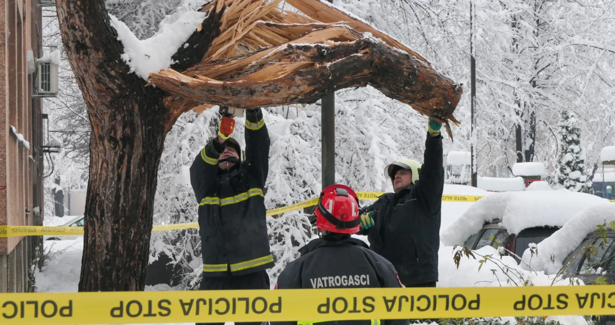 Sarajevo, Bosna i Hercegovina, 5. januar 2026: Pad stabla u naselju Grbavica usmrtio ženu, problemi u saobraćaju, obustave prijevoza i upozorenja na nove padavine (Elman Omic - Anadolu Agency)/