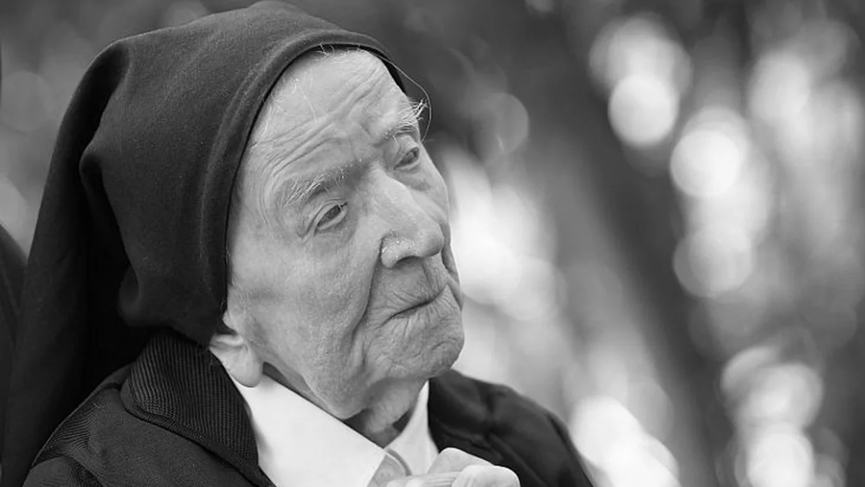 Lucile Randon je rođena u februaru 1904. godine. Nosila je titulu najstarije osobe na svijetu od 25. aprila 2022 pro&scaron;le godine, a početkom 2021. je čak preživjela i Covid-19Preminula je 2023./