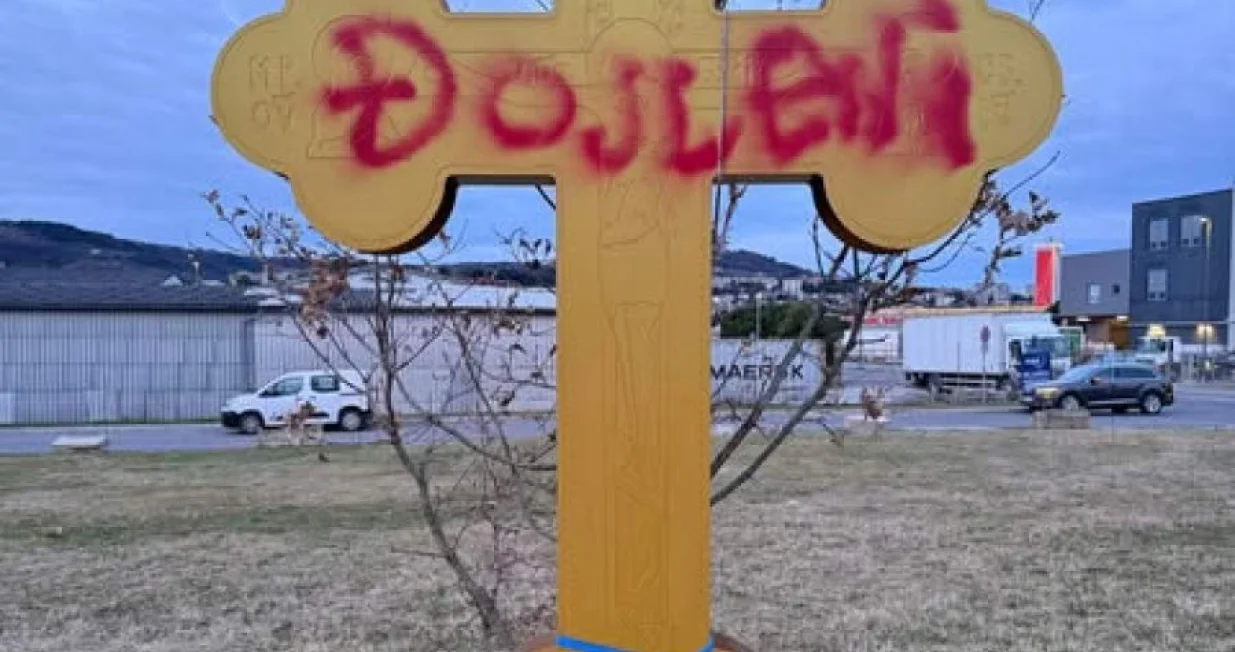 Oskrnavljeni pravoslavni krst/Dru&scaron;tvene Mreže