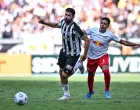 epa09624585 Diego Costa (L) of Atletico Mineiro fights for the ball with Jadsom (R) of Bragantino during the Brazilian Serie A championship match between Atletico Mineiro and Bragantino at the Governador Magalhaes Pinto stadium in Belo Horizonte, Brazil 05 December 2021. EPA/Yuri Edmundo/Foto: Yuri Edmundo